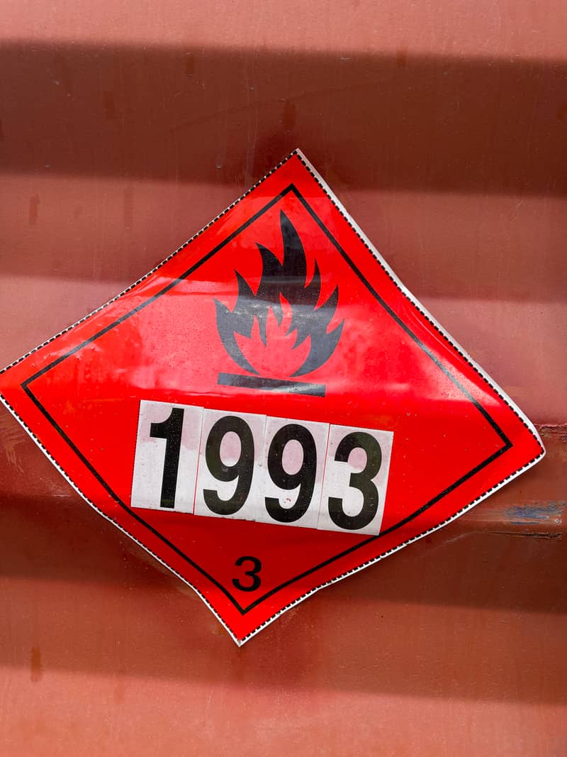 Voorbeeld van juist etiket: het etiket zit strak en onbeschadigd tegen de container geplakt.