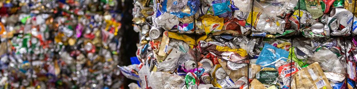 Balen samengeperst plastic verpakkingsafval