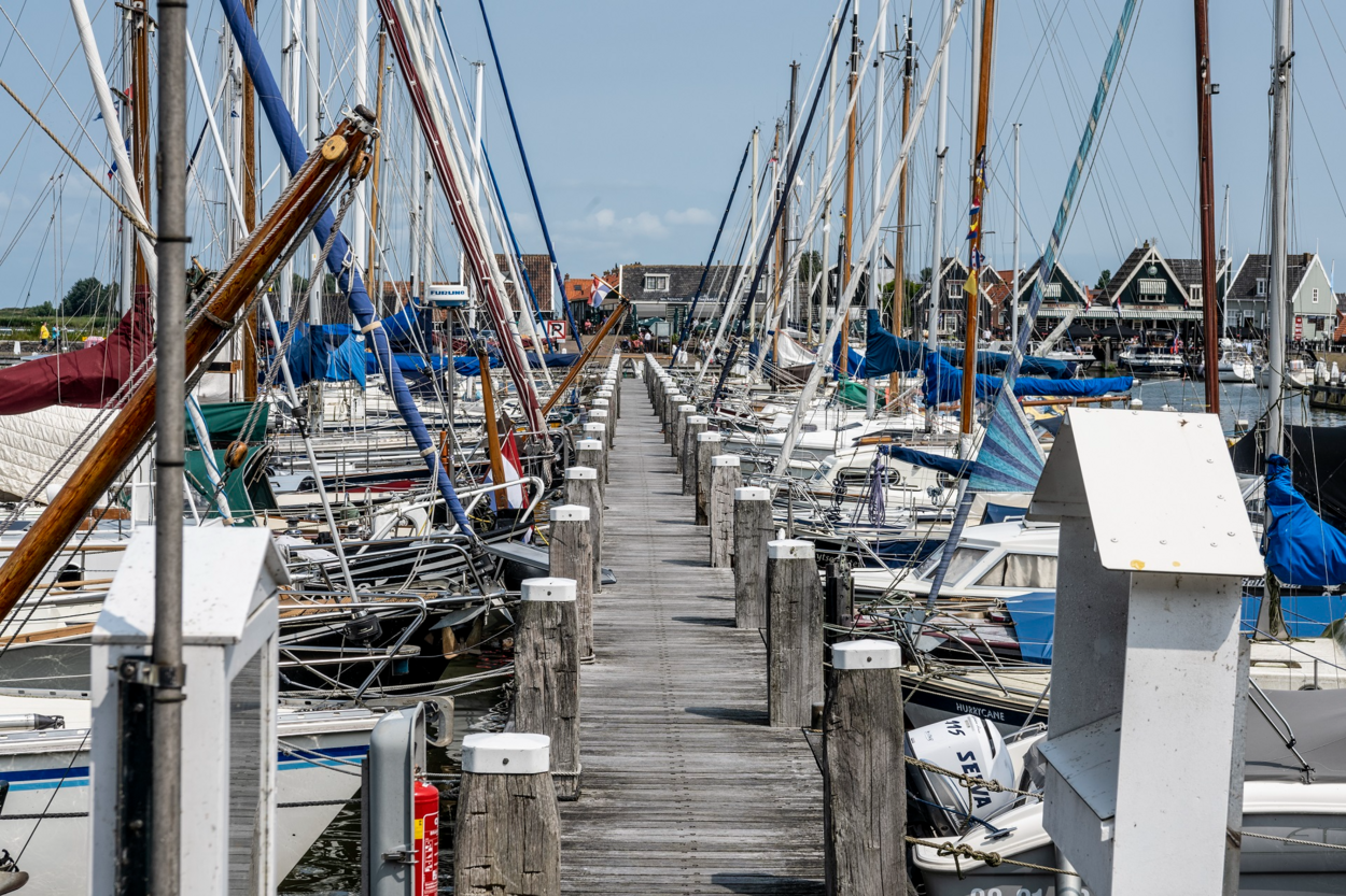 Aanlegsteiger met zeil- en motorboten voor de pleziervaart.