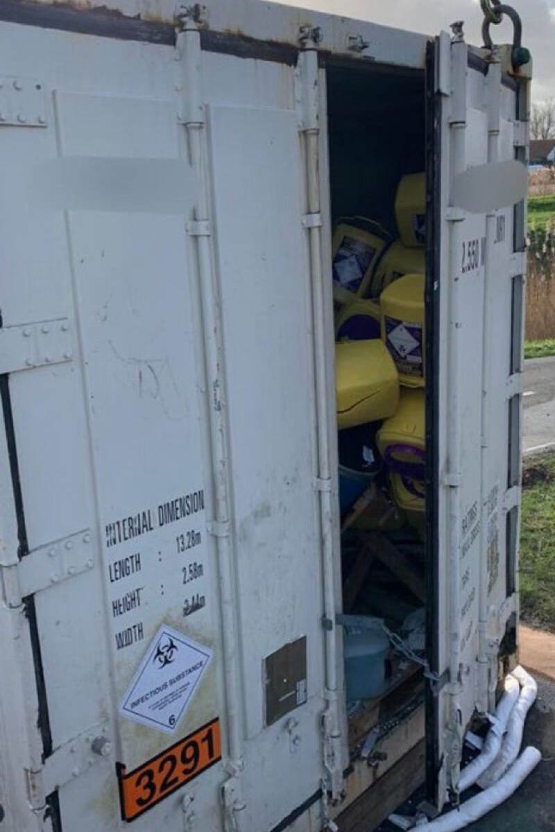 Voorbeeld van onjuiste stuwage: ongesjorde verpakkingen vallen uit de geopende container.